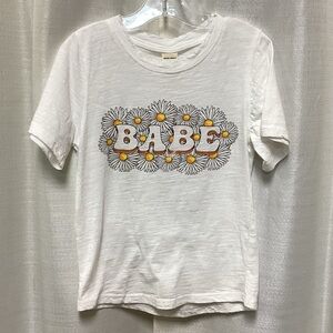 Charming White Kids' T-Shirt with Daisy and Babe Design
